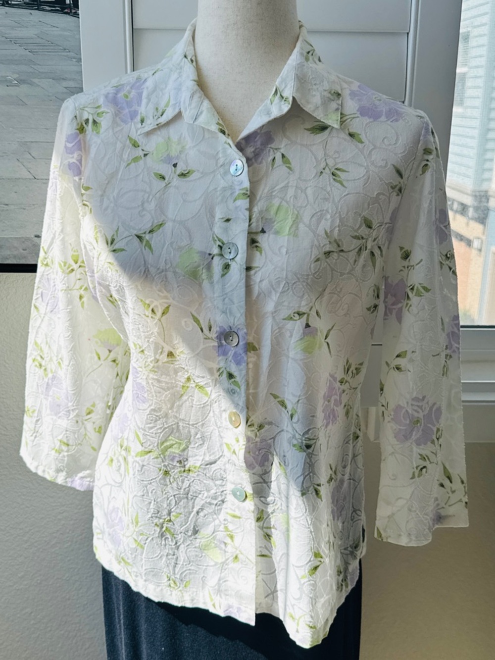 First Issue. A Liz Claiborne company. Size PS. White Button-Down Blouse
